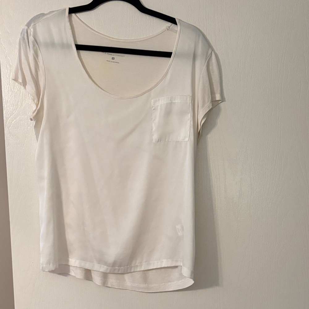 New York & Company Cream Short Sleeve Tee. Medium